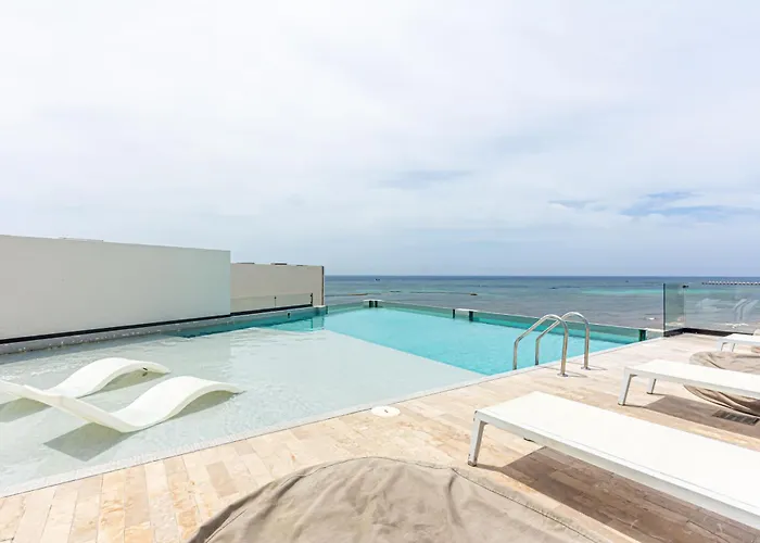 Ocean Front! Amazing Rooftop Pool, Walk To Fifth!