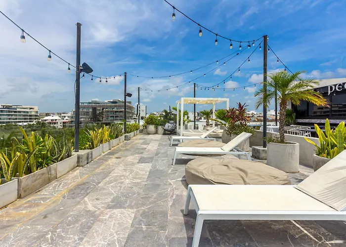 Ocean Front! Amazing Rooftop Pool, Walk To Fifth!