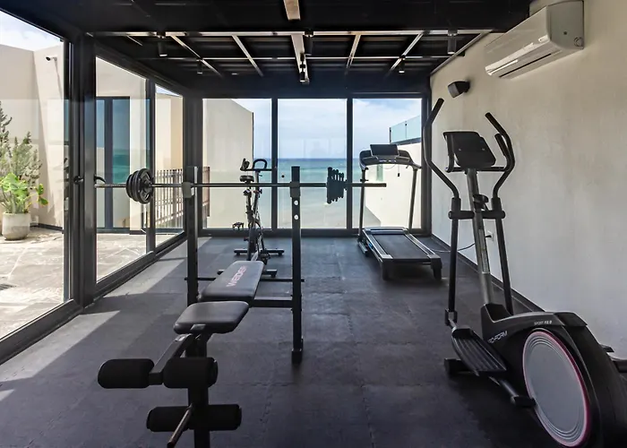 Ocean Front! Amazing Rooftop Pool, Walk To Fifth! Playa del Carmen